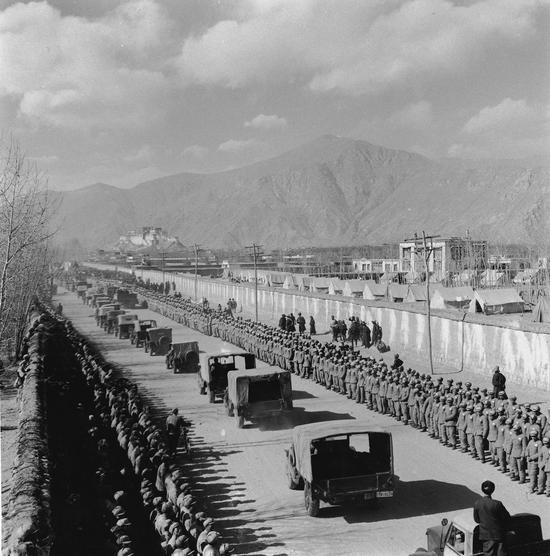 《车队第一次开到拉萨》1954年12月23日，蓝志贵摄，中国美术馆个展作品。