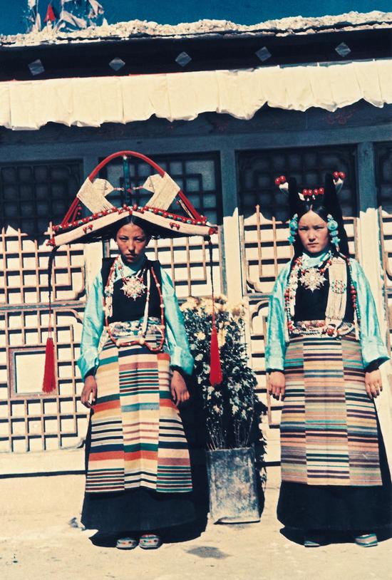 《两个贵妇人》1955年，拉萨，蓝志贵摄。这是新中国摄影史上由中国摄影家拍摄最早的彩色摄影作品之一。