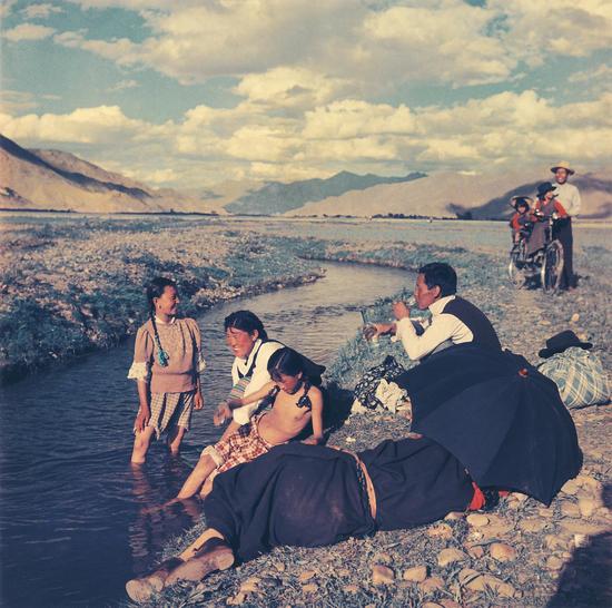 《沐浴节在拉萨郊外》1956年，拉萨，蓝志贵摄。