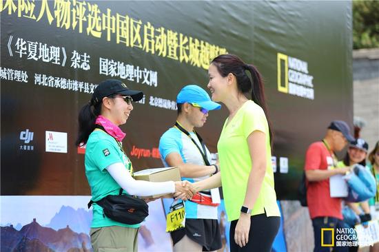 国家级登山运动健将、著名企业家王秋杨为5公里组男女冠军颁奖。