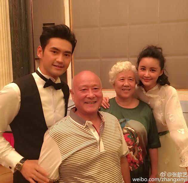 张歆艺微博晒照