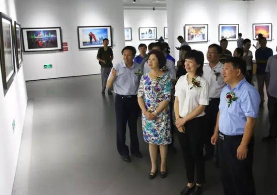 中国摄影家协会主席、分党组书记王瑶参观展览。摄影：徐申