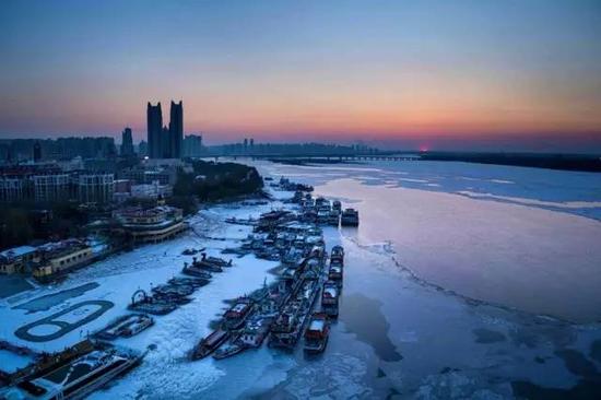 江滨夕阳，摄影：李圭哲，韩国。