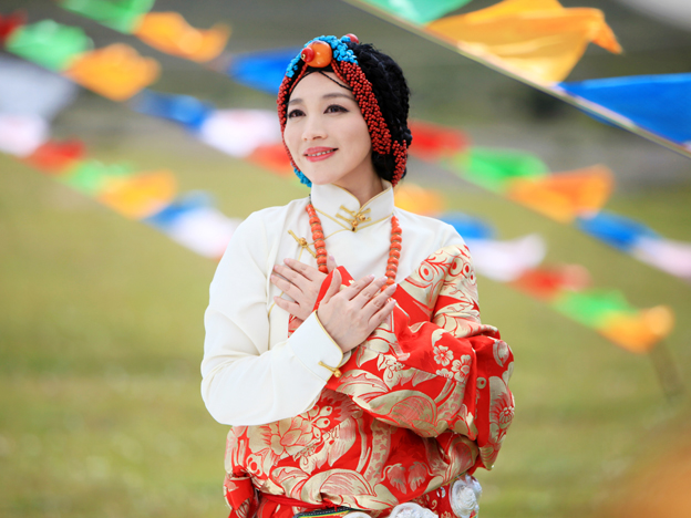 廖芊芊拍《康巴情》MV 还原藏区人文美景|廖芊