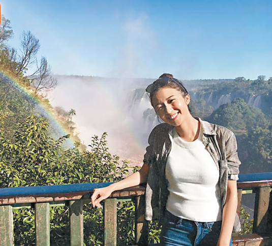 麦明诗游览伊瓜苏瀑布，在郊外容易被蚊叮。