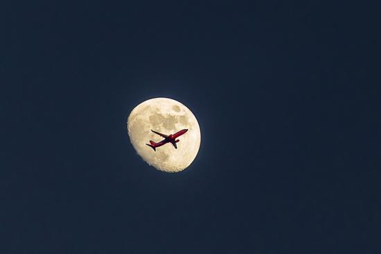 摄影：胡家为 《飞机凌月》