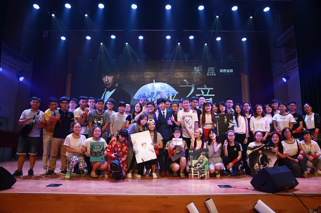 后弦与歌迷合影