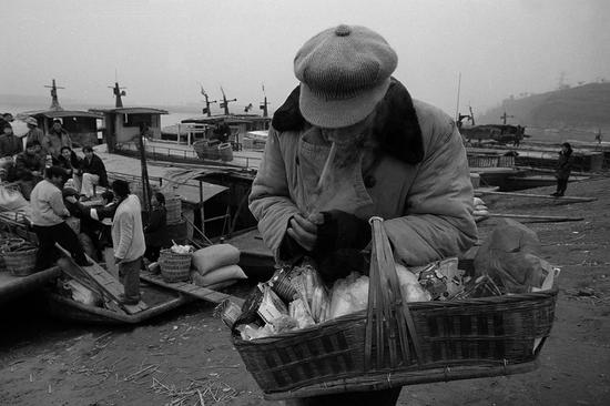 1998年，龙门镇。航运社破产后，没有生活来源的老船工靠着在码头上卖些日常小商品谋生。