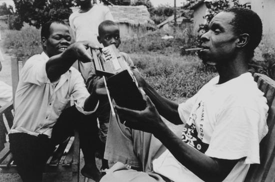 艾伯特和艾米听着从旧货店弄来的收音机，西马哈普罗，西非盲人合作社。Gael Turine作品，1999