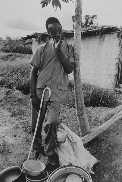 赛哈芬盛装于自家门口，合作社让盲人们重拾信心，不再有以往的被遗弃感，西非盲人合作社。Gael Turine作品，1999