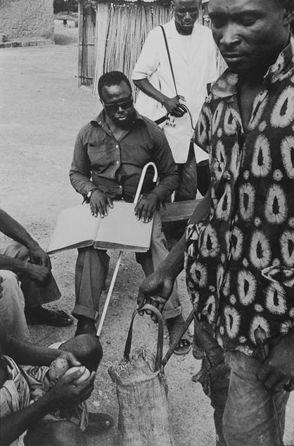 中贝瑞亚乌口，一位盲者在市集之日为村民朗读圣经摘要，Gael Turine 作品，1999