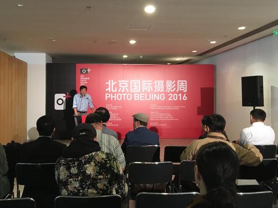 发布会现场北京国际摄影周艺术总监朱洪宇回答记者提问