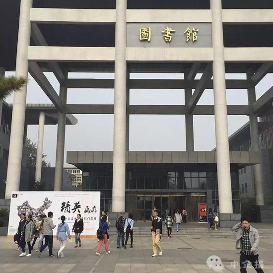 展览吸引了众多师生和摄影爱好者的关注，图为人民大学图书馆外