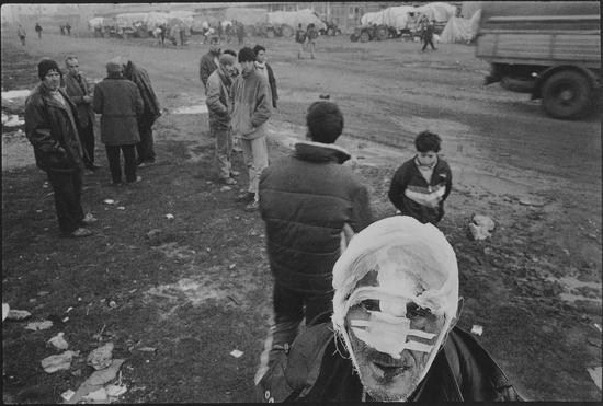 一位在贾科威加被手榴弹所伤的难民，到库克斯镇上的清真寺附近找地方过夜，Ben Khelifa Karim作品，1999年4月