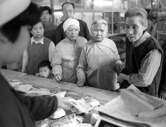 老照片欣赏:市民抢购猪肉照片【图文】 老照片欣赏:市民抢购猪肉照片【图文】