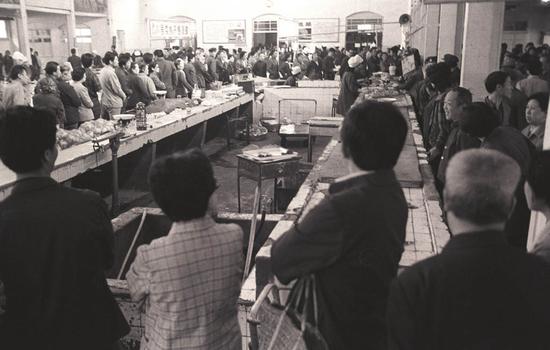 老照片欣赏:市民抢购猪肉照片【图文】 老照片欣赏:市民抢购猪肉照片【图文】