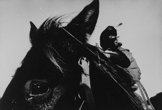 大脚纪念马会，追悼1890年发生于伤膝涧之苏族大屠杀，美国南达科塔，Guy Le Querrec作品，1990