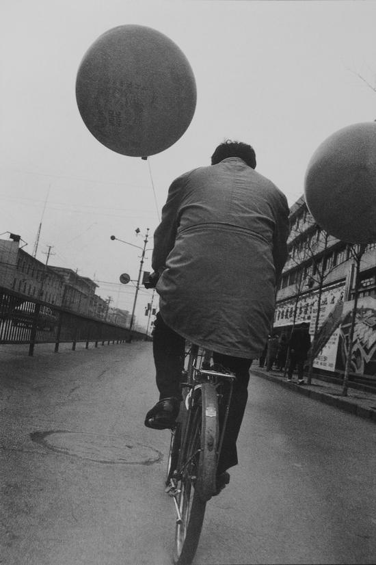 《自行车，中国人》系列，王彤作品，1993-1998