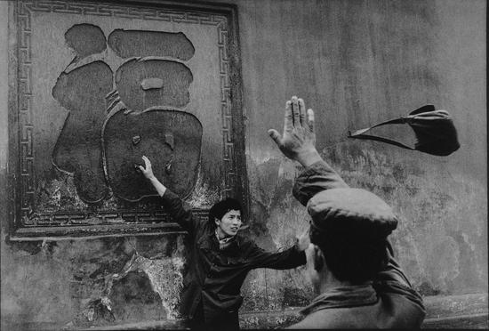 宝光寺院，香客闭眼触摸“福”字，越接近就会越幸福，中国四川新都，Guy Le Querrec作品，1984