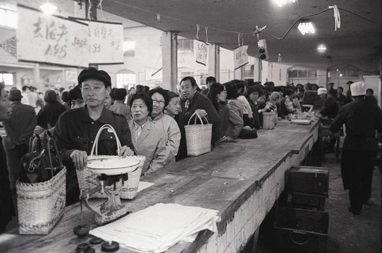 老照片欣赏:市民抢购猪肉照片【图文】 老照片欣赏:市民抢购猪肉照片【图文】