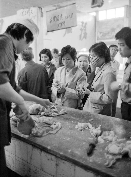 老照片欣赏:市民抢购猪肉照片【图文】 老照片欣赏:市民抢购猪肉照片【图文】