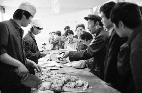 老照片欣赏:市民抢购猪肉照片【图文】 老照片欣赏:市民抢购猪肉照片【图文】