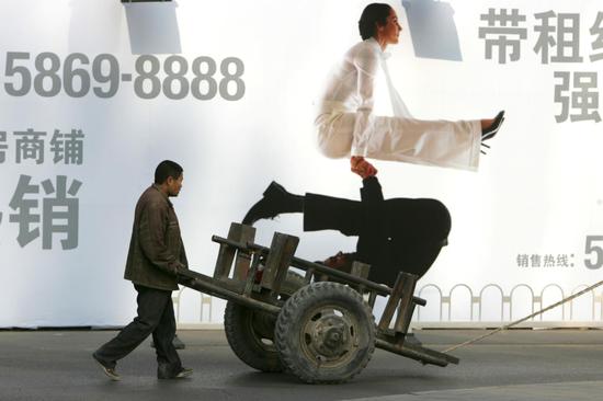 北京，板车上的瑜伽。 摄影：浦峰