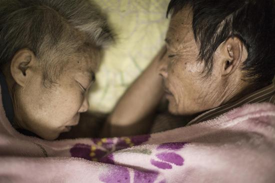59岁的莫顺海和58岁的周群兴结婚已经34年。  摄影：冯海泳