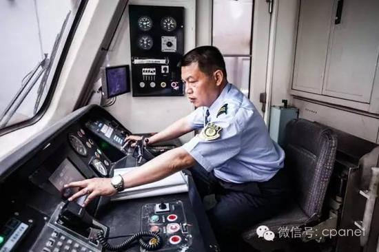 北京地铁第三分公司司机——廖明完成了国内安全行驶百万公里零误差的记录。 郑亮 摄