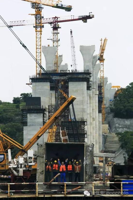 福州至平潭的海上高铁是我国在建难度最大的高铁建设项目之一，工人们在施工现场。2016年摄于小练岛。