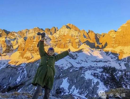 登上山顶，陈峰兴奋不已