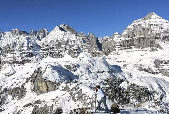 与雪山共影