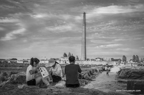 14《苗族砖窑工和她们的孩子们》&nbsp; 作者：石超峰 作品共30幅