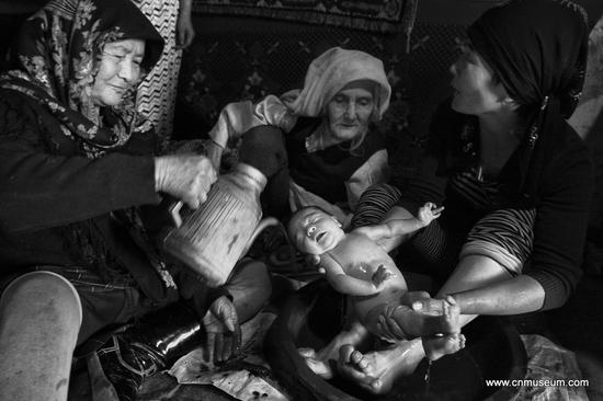 16《生命礼赞—新疆维吾尔人礼节习俗》  作者：王晴 作品共20幅
