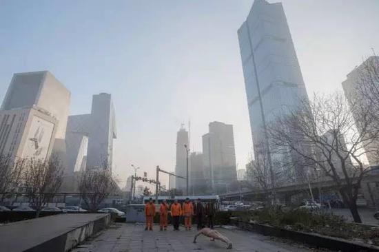 《那一刻》2015年11月29日 空气重污染橙色预警下的北京