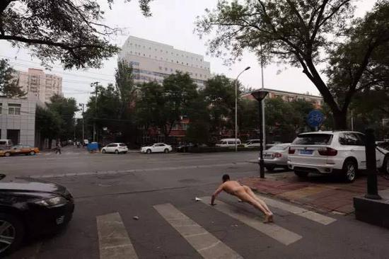 俯卧撑系列作品欣赏:光屁股博眼球 背后的故事令人深思【图文】 俯卧撑系列作品欣赏:光屁股博眼球 背后的故事令人深思【图文】