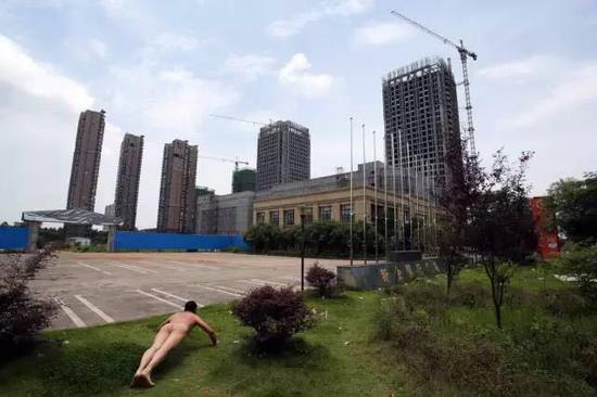 俯卧撑系列作品欣赏:光屁股博眼球 背后的故事令人深思【图文】 俯卧撑系列作品欣赏:光屁股博眼球 背后的故事令人深思【图文】