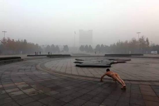 俯卧撑系列作品欣赏:光屁股博眼球 背后的故事令人深思【图文】 俯卧撑系列作品欣赏:光屁股博眼球 背后的故事令人深思【图文】