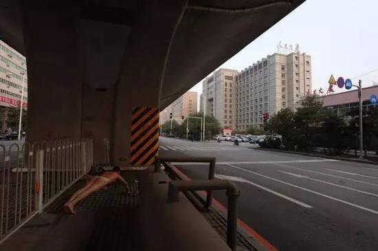 俯卧撑系列作品欣赏:光屁股博眼球 背后的故事令人深思【图文】 俯卧撑系列作品欣赏:光屁股博眼球 背后的故事令人深思【图文】