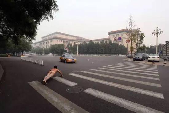 俯卧撑系列作品欣赏:光屁股博眼球 背后的故事令人深思【图文】 俯卧撑系列作品欣赏:光屁股博眼球 背后的故事令人深思【图文】