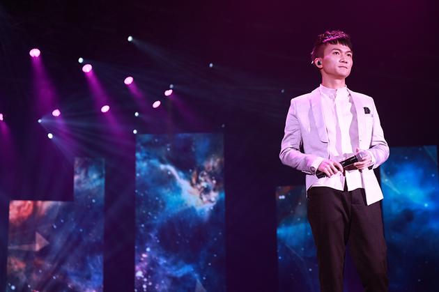 周深名字登陆上海地标 开心喊:妈你看啊|陈美琪