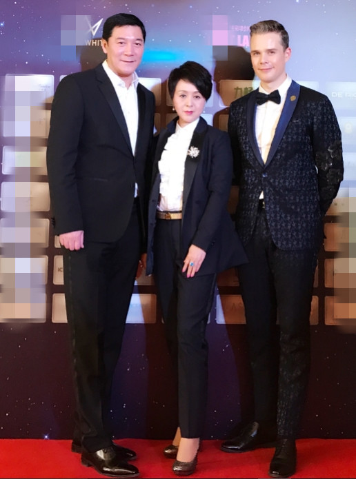 程峻帅气亮相显儒雅 超模身材气场一米八