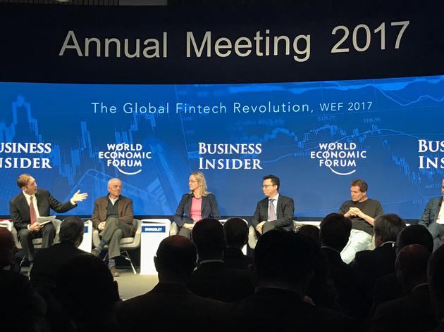 从左至右依次是:Business Insider联合创始人及CEO Henry Blodget,跨国西班牙银行集团及西班牙第二大银行BBVA集团执行主席Francisco Gonzalez,瑞士央行副行长Cecilia Skingsley,蚂蚁金服CEO井贤栋,Paypal CEO Dan Schulman。