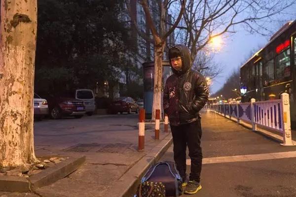 为了不让妈妈上班迟到 男孩每天4点上学