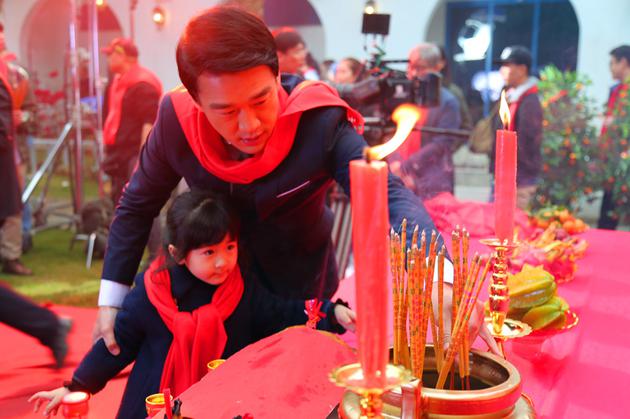 主演王耀庆与小演员互动