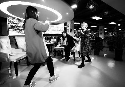 八旬李滨:离休后成第一代广场舞大妈 爱管闲事