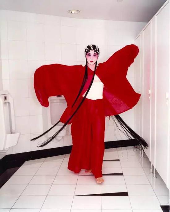 金星, 在上海大剧院内马克西姆西餐厅的卫生间里, 2002年4月,上海 © Bettina Rheims