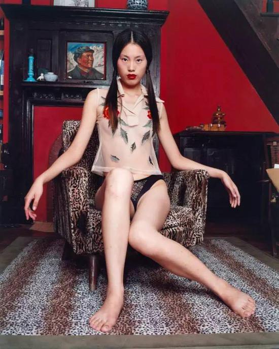 吴裴怡,身着花衬衫座在豹纹椅上,2002年10月,上海 © Bettina Rheims