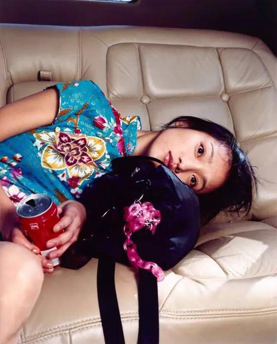 周迅,在一辆加长礼车里,2002年11月,上海 © Bettina Rheims