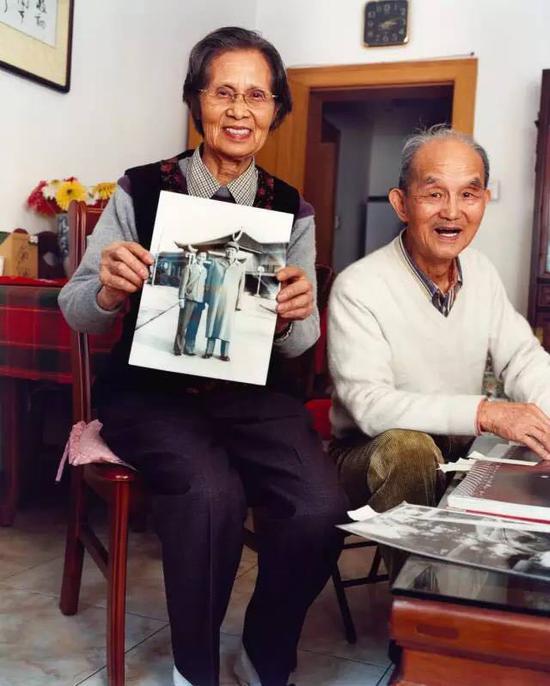 毛泽东专职摄影师侯波和徐肖冰在家中,2002年10月,上海 © Bettina Rheims